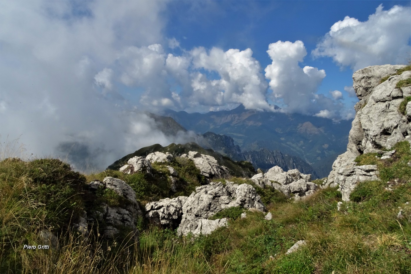 70 Nuvoloni si alzano sulle cime .JPG